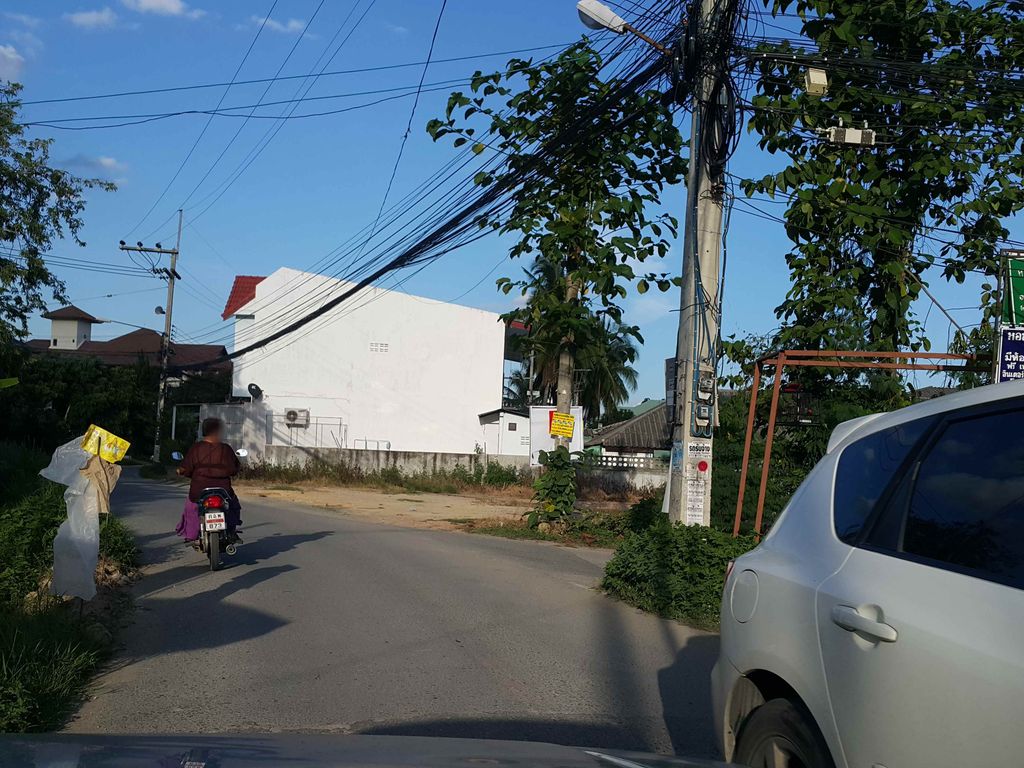 ภาพถนนตรงที่ Chockdee Apartment ตั้งอยู่ ถ่ายโดย jrcarlsen พ.ศ. 2558 (2015) · A street-level view of where Chockdee Apartment stands, by jrcarlsen in 2558 (2015)