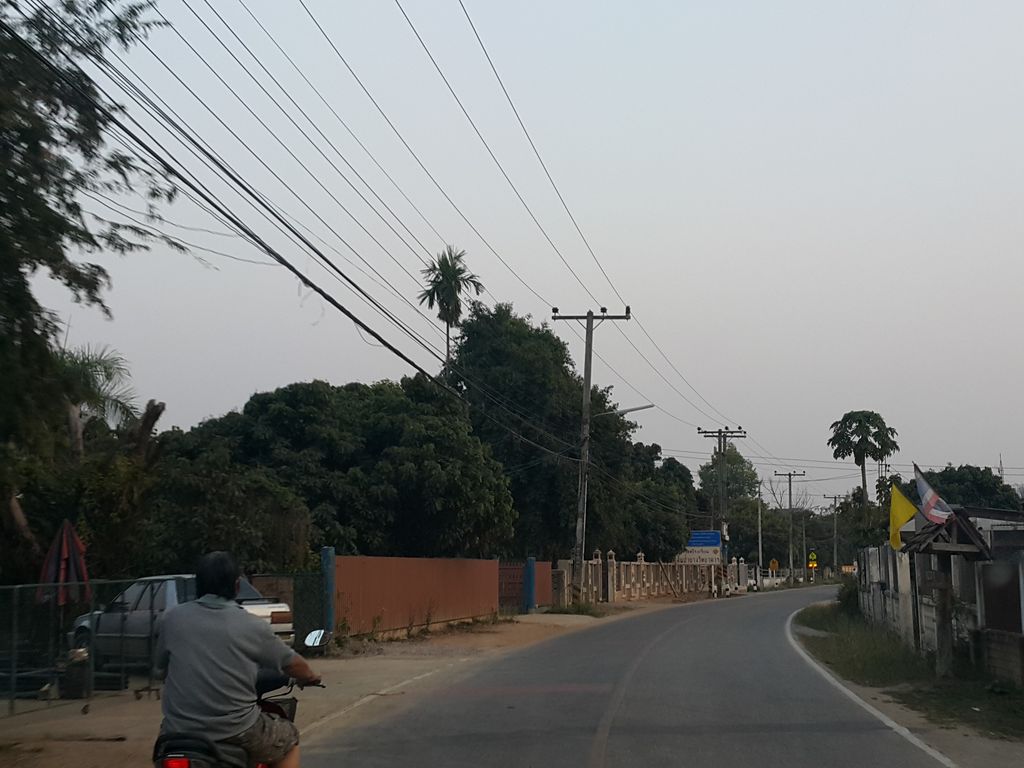ภาพถนนตรงที่ วัดพระเจ้าตนหลวง ตั้งอยู่ ถ่ายโดย jrcarlsen พ.ศ. 2559 (2016) · A street-level view of where วัดพระเจ้าตนหลวง · Wat Phra Chao Ton Luang stands, by jrcarlsen in 2559 (2016)