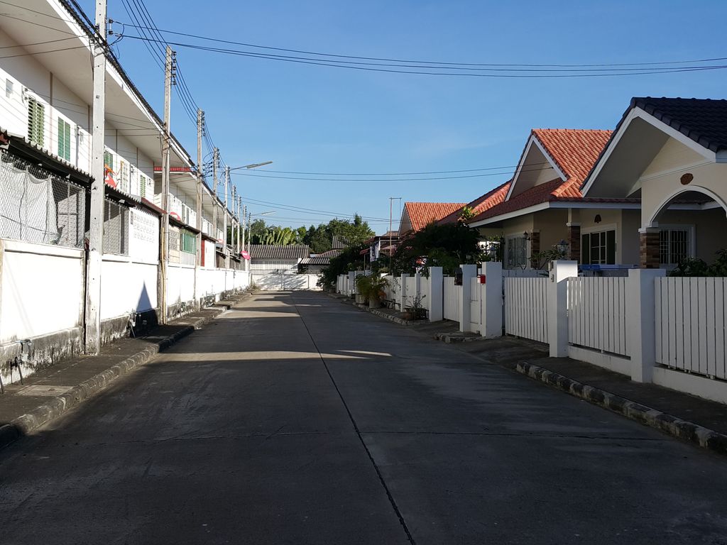 ภาพถนนตรงที่ KK Sciences : Chiang mai ตั้งอยู่ ถ่ายโดย jrcarlsen พ.ศ. 2557 (2014) · A street-level view of where KK Sciences : Chiang mai stands, by jrcarlsen in 2557 (2014)
