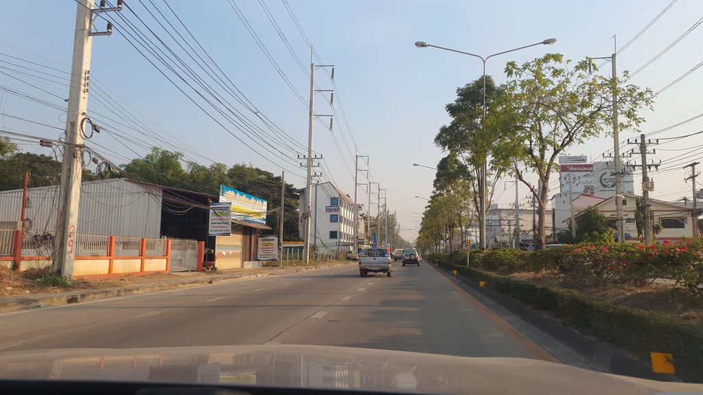 ภาพถนนตรงที่ ปิ่นโตสี่ขา อาหารปรุงสุกหมา-แมว ตั้งอยู่ ถ่ายโดย jrcarlsen พ.ศ. 2566 (2023) · A street-level view of where ปิ่นโตสี่ขา อาหารปรุงสุกหมา-แมว · Pintosikha Ahan Prung Suk Ma-maeo stands, by jrcarlsen in 2566 (2023)