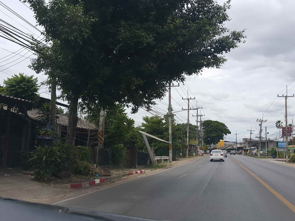 ภาพถนนตรงที่ วัวกะควาย ตั้งอยู่ ถ่ายโดย jrcarlsen พ.ศ. 2558 (2015) · A street-level view of where วัวกะควาย · Wuakakhwai stands, by jrcarlsen in 2558 (2015)