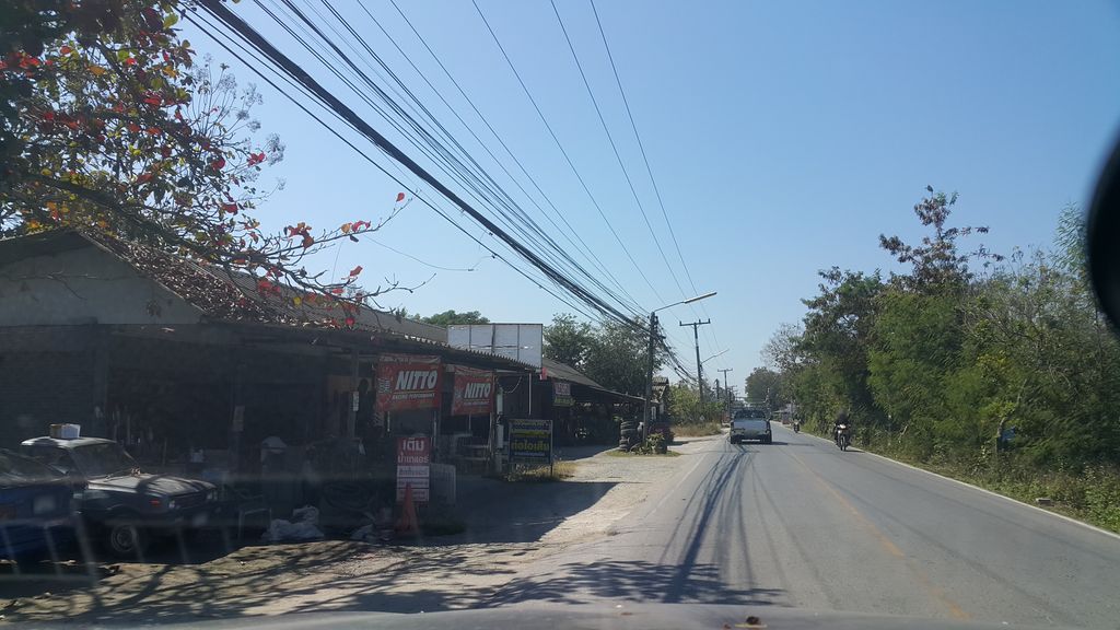 ภาพถนนตรงที่ บ้านเฮือนคำ ตั้งอยู่ ถ่ายโดย jrcarlsen พ.ศ. 2562 (2019) · A street-level view of where บ้านเฮือนคำ · Ban Hueankham stands, by jrcarlsen in 2562 (2019)