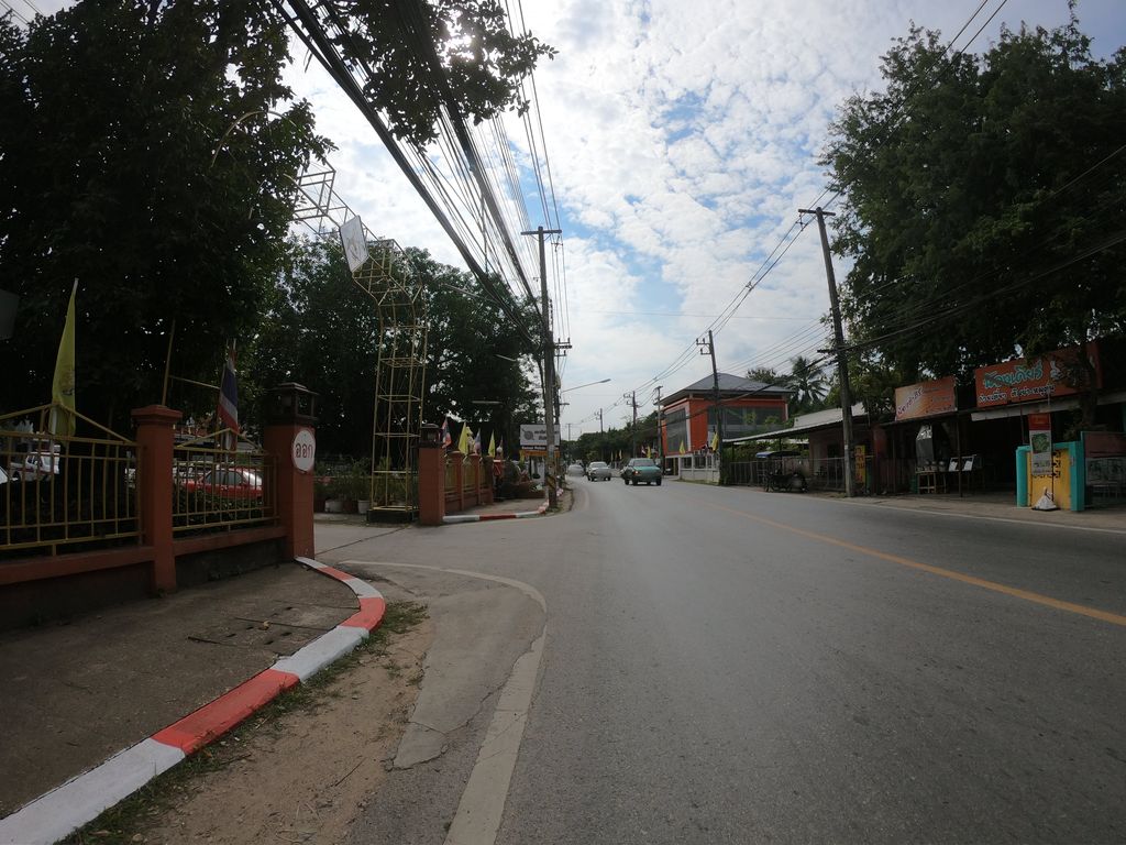ภาพถนนตรงที่ บ่อตกกุัง Saturday ตั้งอยู่ ถ่ายโดย chanuwath_grab พ.ศ. 2562 (2019) · A street-level view of where บ่อตกกุัง Saturday stands, by chanuwath_grab in 2562 (2019)
