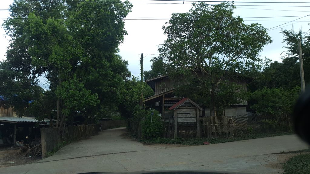 ภาพถนนตรงที่ บ้านป่าม่วง ตั้งอยู่ ถ่ายโดย jrcarlsen พ.ศ. 2563 (2020) · A street-level view of where บ้านป่าม่วง · Ban Pa Muang stands, by jrcarlsen in 2563 (2020)