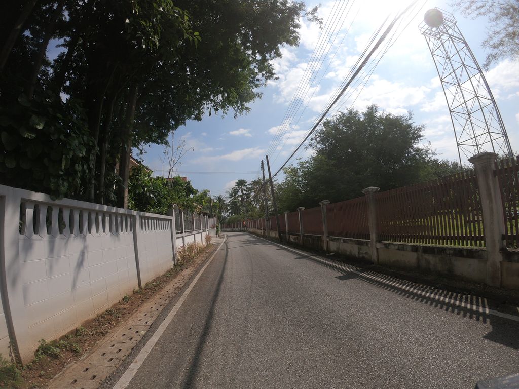 ภาพถนนตรงที่ ร้านไส้ย่างปากกองกีด ตั้งอยู่ ถ่ายโดย chanuwath_grab พ.ศ. 2562 (2019) · A street-level view of where ร้านไส้ย่างปากกองกีด · Ran Sainga Pak Kongkit stands, by chanuwath_grab in 2562 (2019)