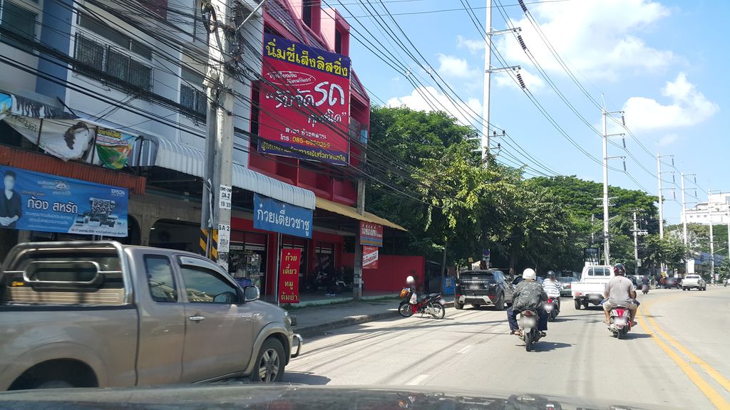 ภาพถนนตรงที่ ร้านอาหารพวงทอง อาหารมุสลิม ตั้งอยู่ ถ่ายโดย jrcarlsen พ.ศ. 2559 (2016) · A street-level view of where ร้านอาหารพวงทอง อาหารมุสลิม · Phuang Thong Ahanmutlim Restaurant stands, by jrcarlsen in 2559 (2016)