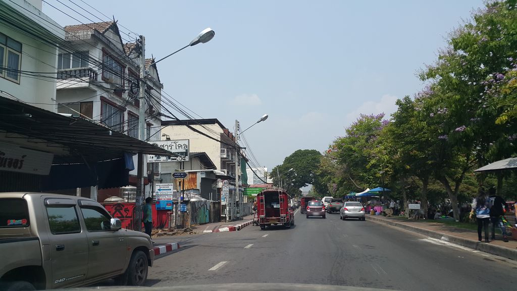 ภาพถนนตรงที่ 那 陈 李 น้า ตั้ง ลี้ Na Tung Lee บะหมี่น้ำข้น ตั้งอยู่ ถ่ายโดย jrcarlsen พ.ศ. 2560 (2017) · A street-level view of where 那 陈 李 น้า ตั้ง ลี้ Na Tung Lee บะหมี่น้ำข้น stands, by jrcarlsen in 2560 (2017)
