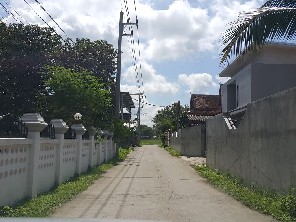 ภาพถนนตรงที่ SKY WASH ซักอบ 24 Hours ตั้งอยู่ ถ่ายโดย jrcarlsen พ.ศ. 2558 (2015) · A street-level view of where SKY WASH ซักอบ 24 Hours stands, by jrcarlsen in 2558 (2015)