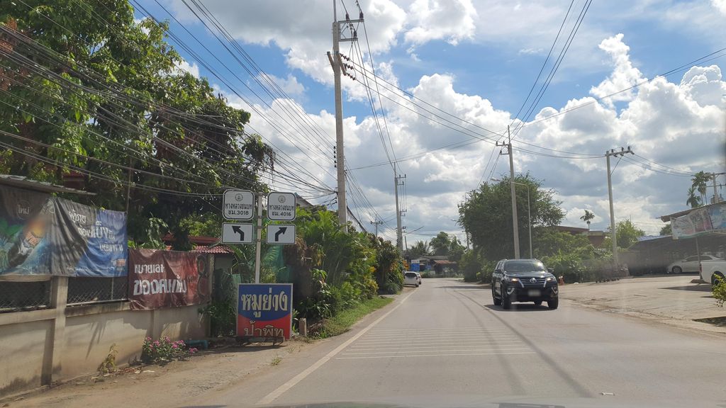 ภาพถนนตรงที่ หมูย่างป้าพิท ตั้งอยู่ ถ่ายโดย jrcarlsen พ.ศ. 2564 (2021) · A street-level view of where หมูย่างป้าพิท · Muyang Pa Phit stands, by jrcarlsen in 2564 (2021)