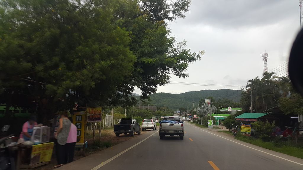 ภาพถนนตรงที่ Hill Horse Coffee ตั้งอยู่ ถ่ายโดย jrcarlsen พ.ศ. 2559 (2016) · A street-level view of where Hill Horse Coffee stands, by jrcarlsen in 2559 (2016)