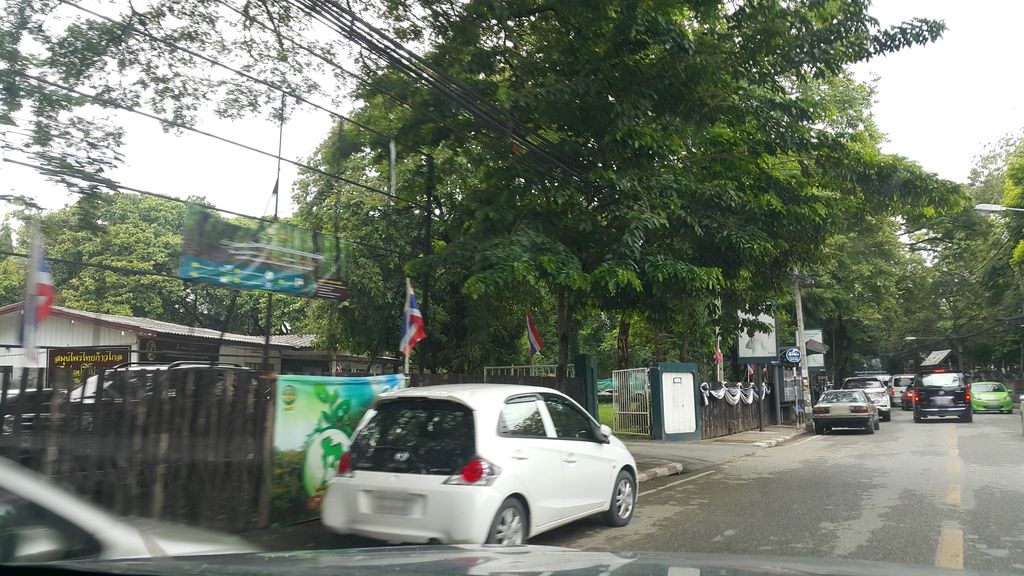 ภาพถนนตรงที่ The Clover Chiangmai ตั้งอยู่ ถ่ายโดย jrcarlsen พ.ศ. 2560 (2017) · A street-level view of where The Clover Chiangmai stands, by jrcarlsen in 2560 (2017)