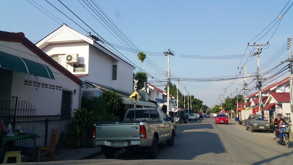 ภาพถนนตรงที่ สวนผักบ้านน้องปราง  ผักสลัดไฮโดรโปนิกส์ เชียงใหม่ ตั้งอยู่ ถ่ายโดย jrcarlsen พ.ศ. 2560 (2017) · A street-level view of where สวนผักบ้านน้องปราง  ผักสลัดไฮโดรโปนิกส์ เชียงใหม่ · Phak Ban Nong Prang Phaksalat Haidroponik Chiang Mai Garden stands, by jrcarlsen in 2560 (2017)