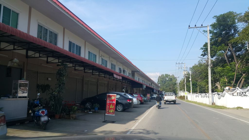 ภาพถนนตรงที่ ก๋วยเตี๋ยวปากแตก ตั้งอยู่ ถ่ายโดย jrcarlsen พ.ศ. 2560 (2017) · A street-level view of where ก๋วยเตี๋ยวปากแตก · Kuaitiao Pak Taek stands, by jrcarlsen in 2560 (2017)