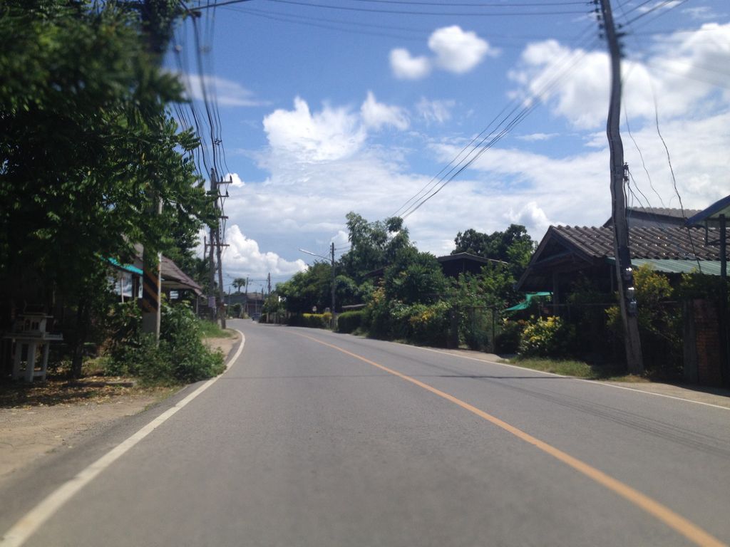 ภาพถนนตรงที่ เป็นต่อมอเตอร์ ตั้งอยู่ ถ่ายโดย jimwatana พ.ศ. 2558 (2015) · A street-level view of where เป็นต่อมอเตอร์ · Pento Motor stands, by jimwatana in 2558 (2015)