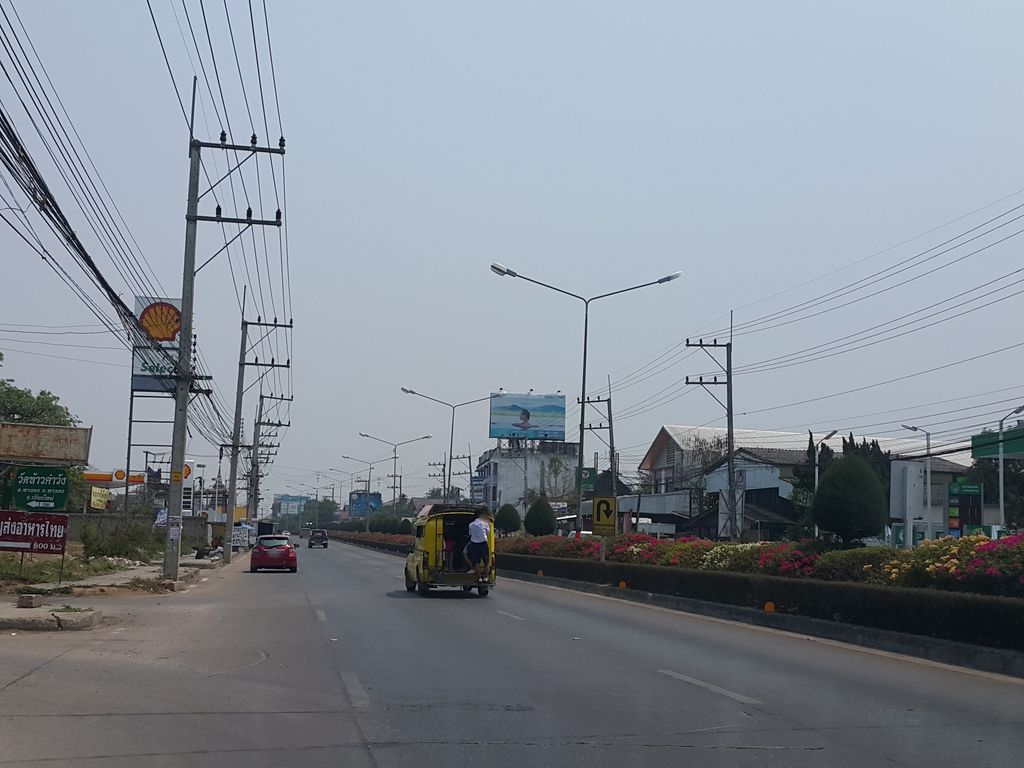 ภาพถนนตรงที่ ต้มเลือดหมู จิงจูฉ่าย หางดง ตั้งอยู่ ถ่ายโดย jrcarlsen พ.ศ. 2559 (2016) · A street-level view of where ต้มเลือดหมู จิงจูฉ่าย หางดง · Tomlueatmu Chingchuchai Hang Dong stands, by jrcarlsen in 2559 (2016)