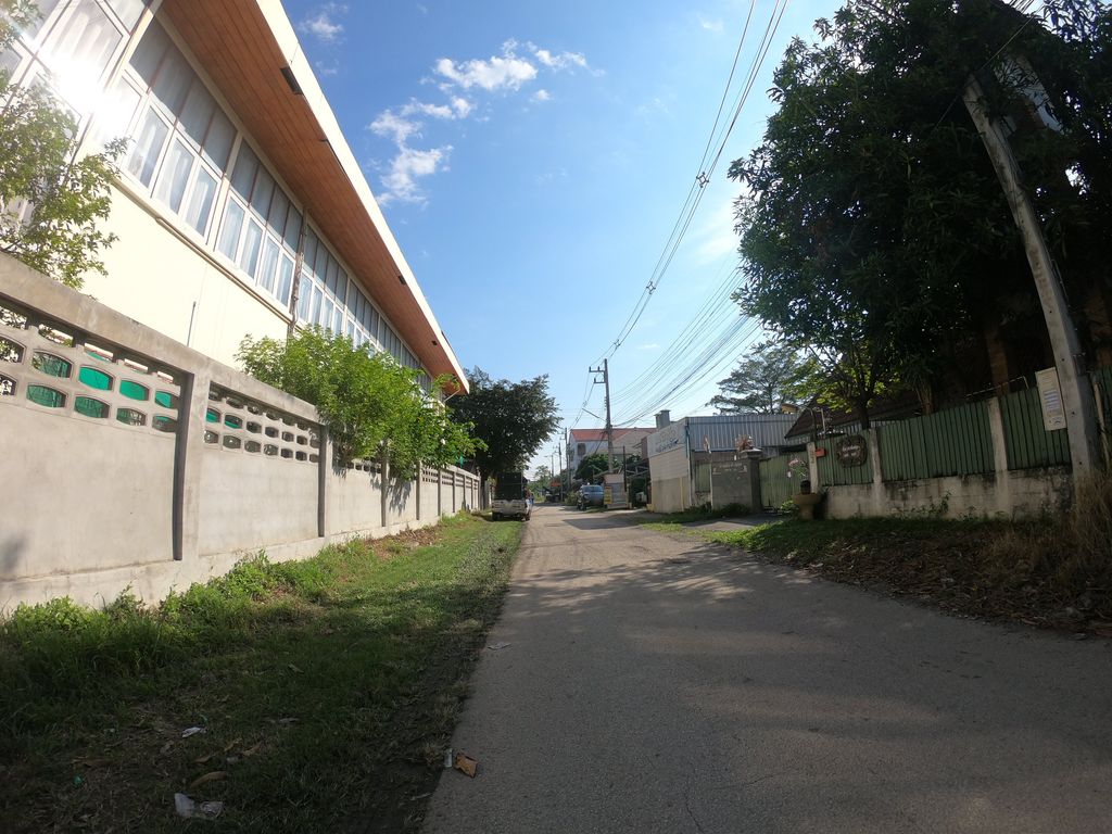 ภาพถนนตรงที่ Thai Lanna Church ตั้งอยู่ ถ่ายโดย chanuwath_grab พ.ศ. 2562 (2019) · A street-level view of where Thai Lanna Church stands, by chanuwath_grab in 2562 (2019)