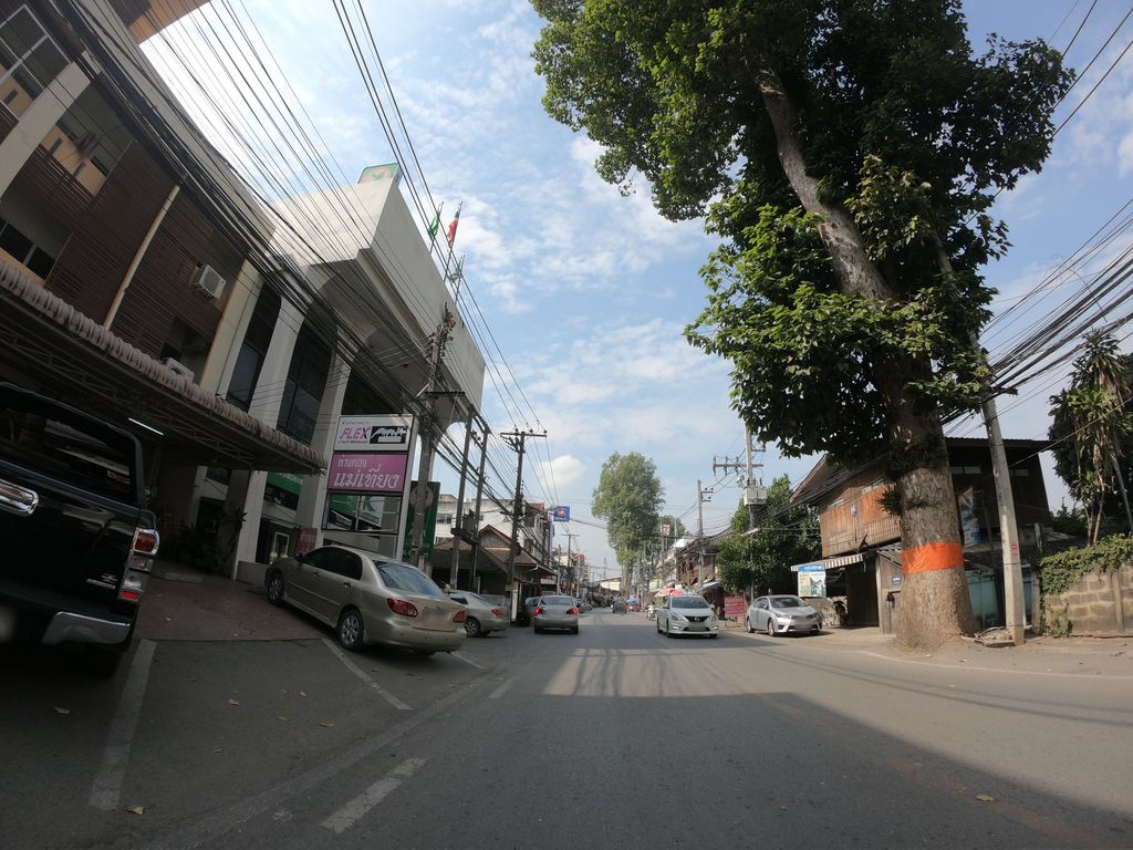 ภาพถนนตรงที่ ห้างทองแม่เที่ยง ตั้งอยู่ ถ่ายโดย chanuwath_grab พ.ศ. 2562 (2019) · A street-level view of where ห้างทองแม่เที่ยง · Hangthong Mae Thiang stands, by chanuwath_grab in 2562 (2019)
