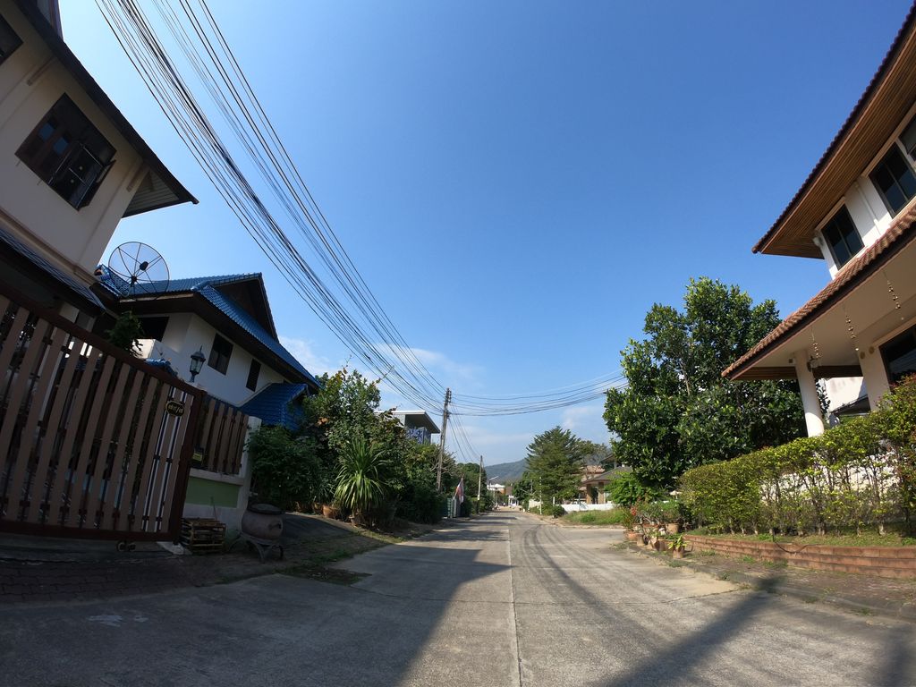 ภาพถนนตรงที่ Hizen Coffee ตั้งอยู่ ถ่ายโดย chanuwath_grab พ.ศ. 2562 (2019) · A street-level view of where Hizen Coffee stands, by chanuwath_grab in 2562 (2019)