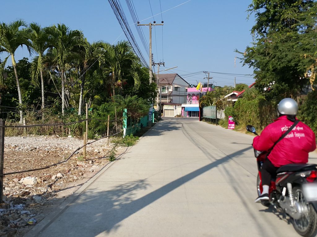 ภาพถนนตรงที่ บ่อสร้างการยาง ตั้งอยู่ ถ่ายโดย jrcarlsen พ.ศ. 2558 (2015) · A street-level view of where บ่อสร้างการยาง · Bo Sang Kanyang stands, by jrcarlsen in 2558 (2015)