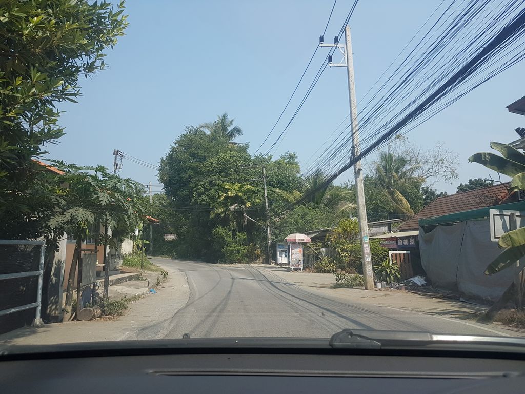 ภาพถนนตรงที่ ลาบลุงต๋อง ตั้งอยู่ ถ่ายโดย ekkarin พ.ศ. 2562 (2019) · A street-level view of where ลาบลุงต๋อง · Lablungtong stands, by ekkarin in 2562 (2019)