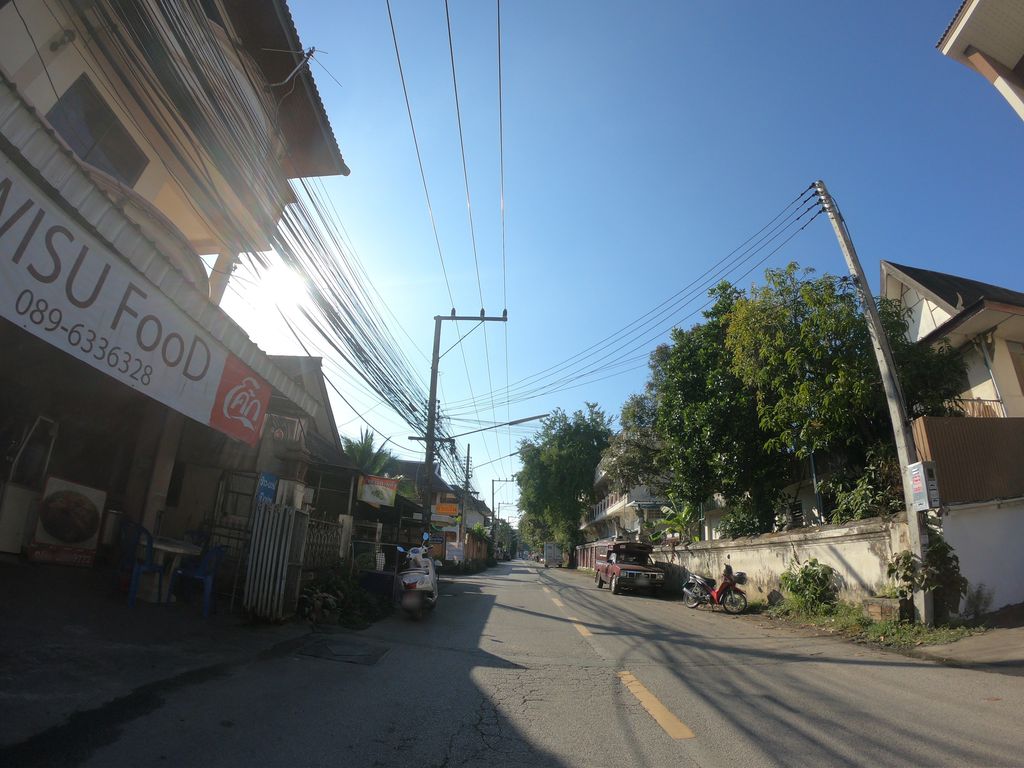 ภาพถนนตรงที่ Wisu Roast Duck & Roast Pork ตั้งอยู่ ถ่ายโดย chanuwath_grab พ.ศ. 2562 (2019) · A street-level view of where Wisu Roast Duck & Roast Pork stands, by chanuwath_grab in 2562 (2019)
