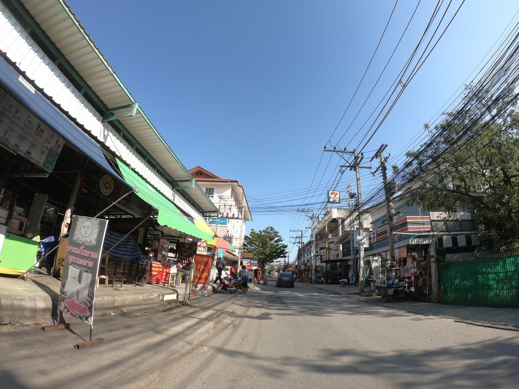 ภาพถนนตรงที่ ร้านข้าวหอม ซอยชมจัทร์ ตั้งอยู่ ถ่ายโดย chanuwath_grab พ.ศ. 2562 (2019) · A street-level view of where ร้านข้าวหอม ซอยชมจัทร์ · Ran Khaohom Soichomcha stands, by chanuwath_grab in 2562 (2019)