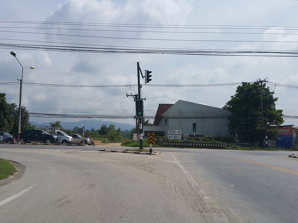 ภาพถนนตรงที่ ฟอร์ดฟิชชิ่ง ตั้งอยู่ ถ่ายโดย jrcarlsen พ.ศ. 2558 (2015) · A street-level view of where ฟอร์ดฟิชชิ่ง · Ford Fishing stands, by jrcarlsen in 2558 (2015)