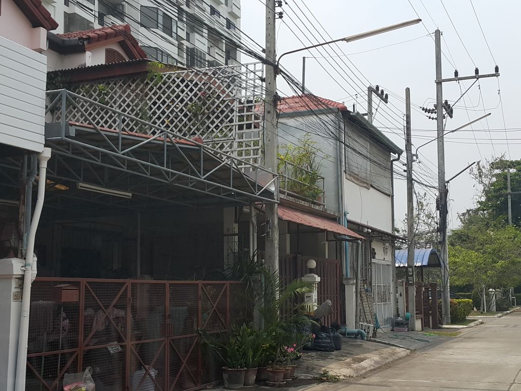 ภาพถนนตรงที่ โปรสเปค แอพเพรซัล ตั้งอยู่ ถ่ายโดย jrcarlsen พ.ศ. 2559 (2016) · A street-level view of where โปรสเปค แอพเพรซัล · Protpek Aepphresan stands, by jrcarlsen in 2559 (2016)