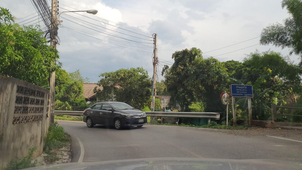 ภาพถนนตรงที่ ชมจันทร์โฮสเทล ตั้งอยู่ ถ่ายโดย jrcarlsen พ.ศ. 2565 (2022) · A street-level view of where ชมจันทร์โฮสเทล · Chomchan Hostel stands, by jrcarlsen in 2565 (2022)