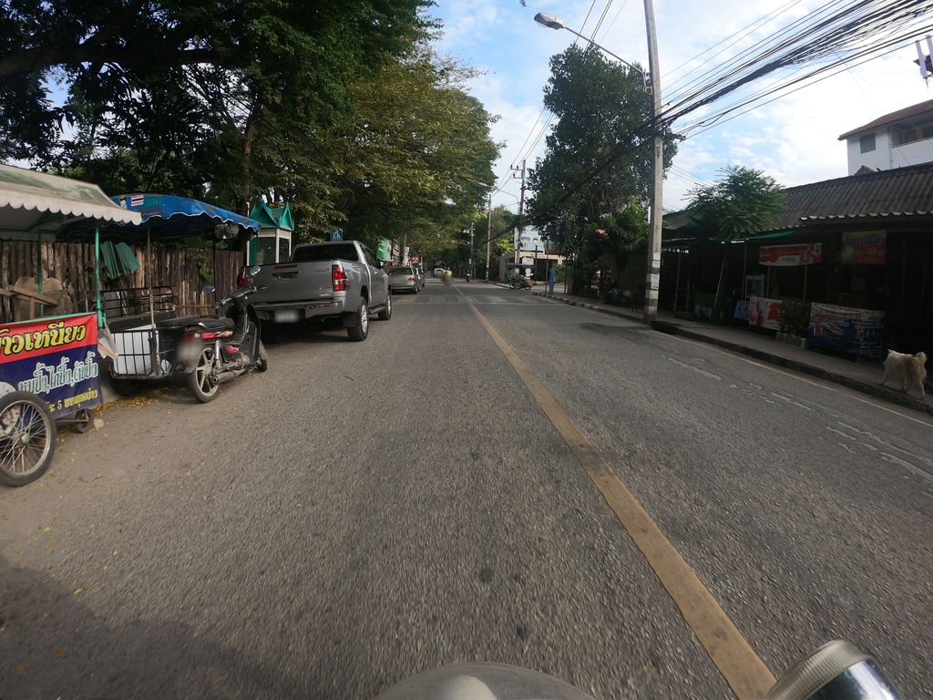 ภาพถนนตรงที่ ผัดไทท่าแพ ตั้งอยู่ ถ่ายโดย chanuwath_grab พ.ศ. 2562 (2019) · A street-level view of where ผัดไทท่าแพ · Phatthaithaphae stands, by chanuwath_grab in 2562 (2019)