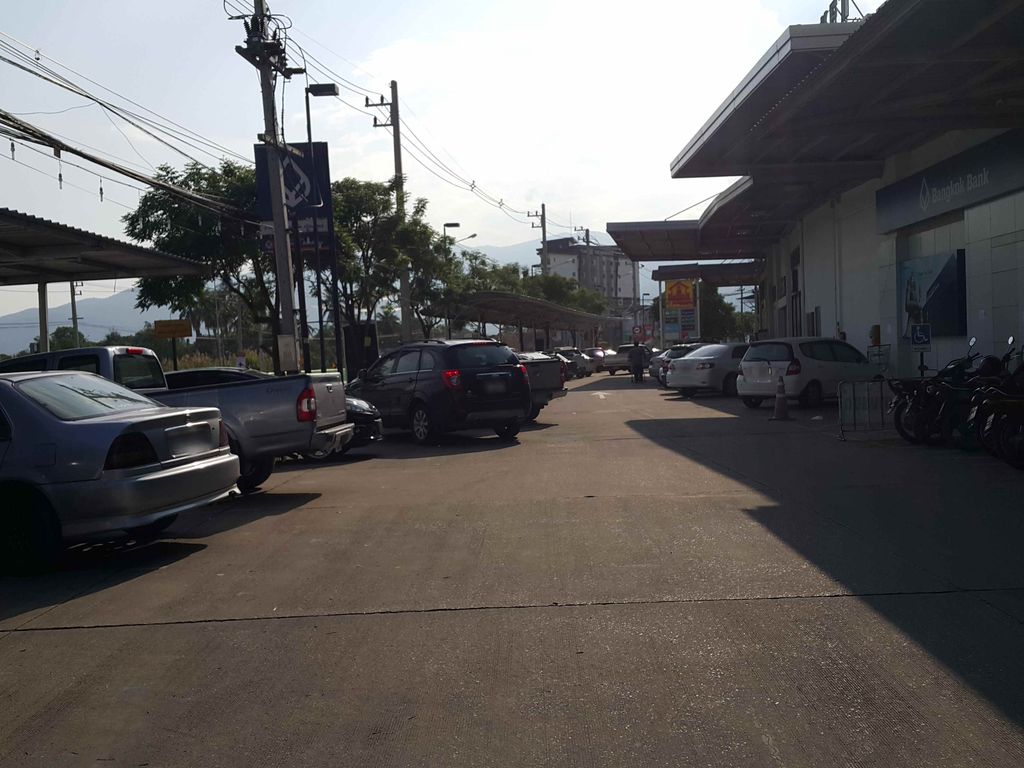 ภาพถนนตรงที่ คุมอง มีโชค Kumon Meechok ตั้งอยู่ ถ่ายโดย jrcarlsen พ.ศ. 2558 (2015) · A street-level view of where คุมอง มีโชค Kumon Meechok stands, by jrcarlsen in 2558 (2015)