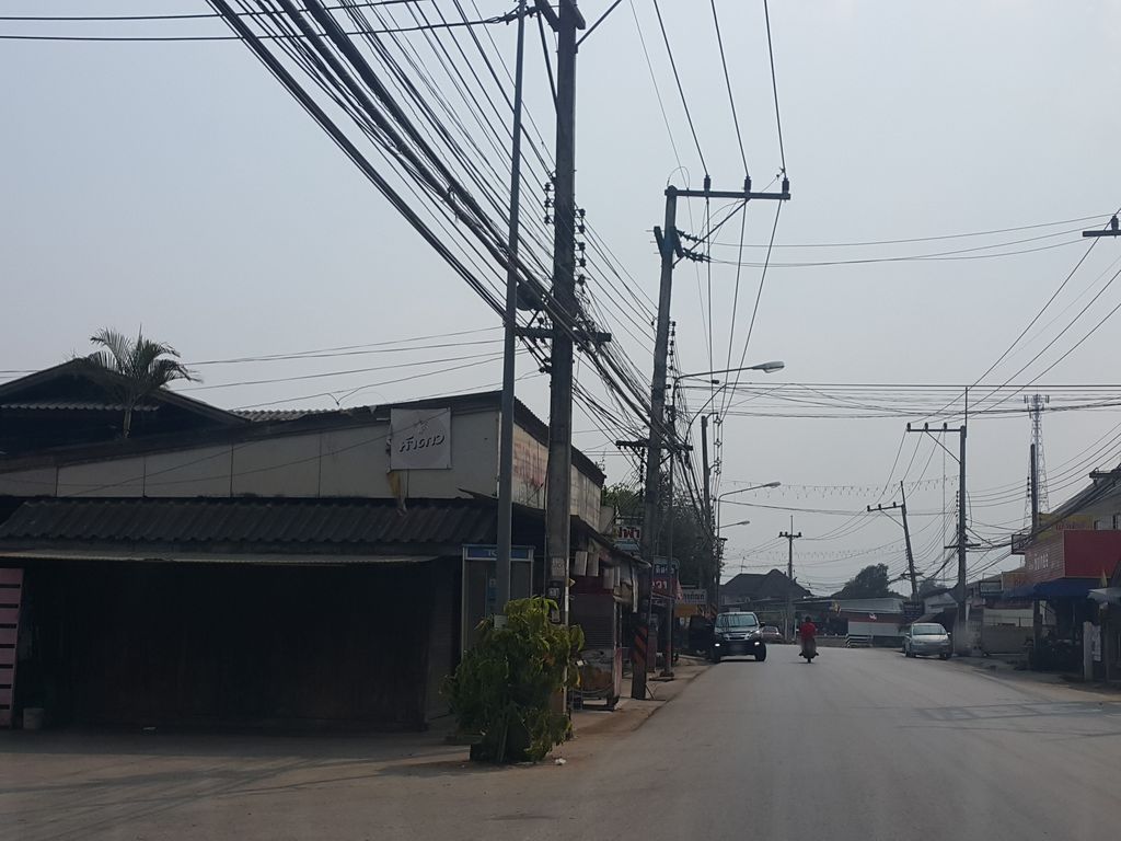 ภาพถนนตรงที่ ธนาคารออมสิน ตั้งอยู่ ถ่ายโดย jrcarlsen พ.ศ. 2559 (2016) · A street-level view of where ธนาคารออมสิน · Omsin Bank stands, by jrcarlsen in 2559 (2016)