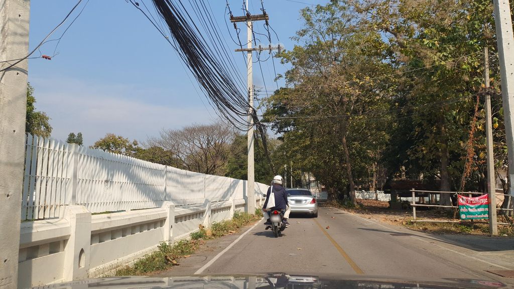 ภาพถนนตรงที่ A1 Apartment ตั้งอยู่ ถ่ายโดย jrcarlsen พ.ศ. 2565 (2022) · A street-level view of where A1 Apartment stands, by jrcarlsen in 2565 (2022)