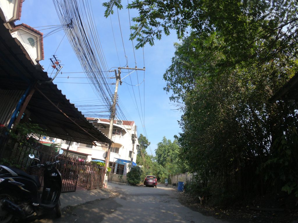 ภาพถนนตรงที่ Tirawadee (ถิราวดี) ตั้งอยู่ ถ่ายโดย chanuwath_grab พ.ศ. 2562 (2019) · A street-level view of where Tirawadee (ถิราวดี) stands, by chanuwath_grab in 2562 (2019)