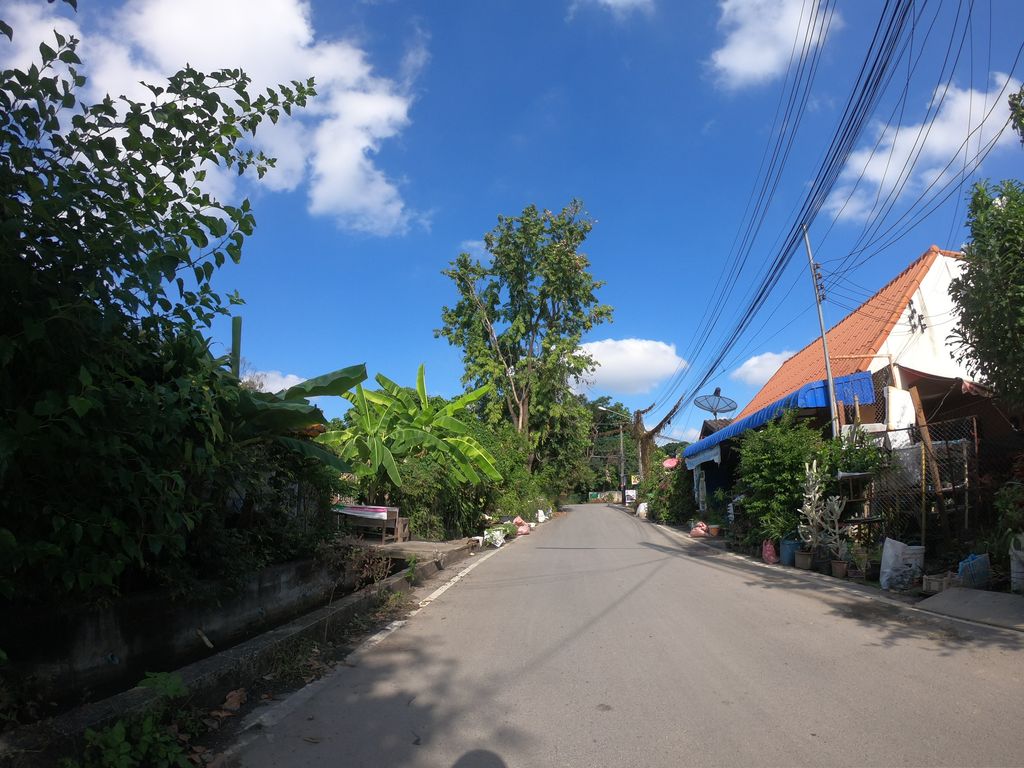 ภาพถนนตรงที่ เครปป้าล้าน ตั้งอยู่ ถ่ายโดย chanuwath_grab พ.ศ. 2562 (2019) · A street-level view of where เครปป้าล้าน · Crepe Pa Lan stands, by chanuwath_grab in 2562 (2019)
