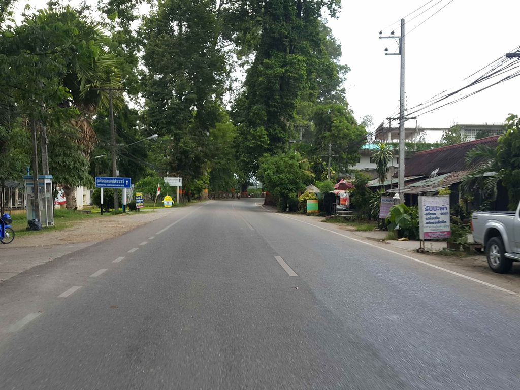 ภาพถนนตรงที่ ร้อยน้ำ ป.โท ตั้งอยู่ ถ่ายโดย jrcarlsen พ.ศ. 2558 (2015) · A street-level view of where ร้อยน้ำ ป.โท · Roinam Pa.tho stands, by jrcarlsen in 2558 (2015)