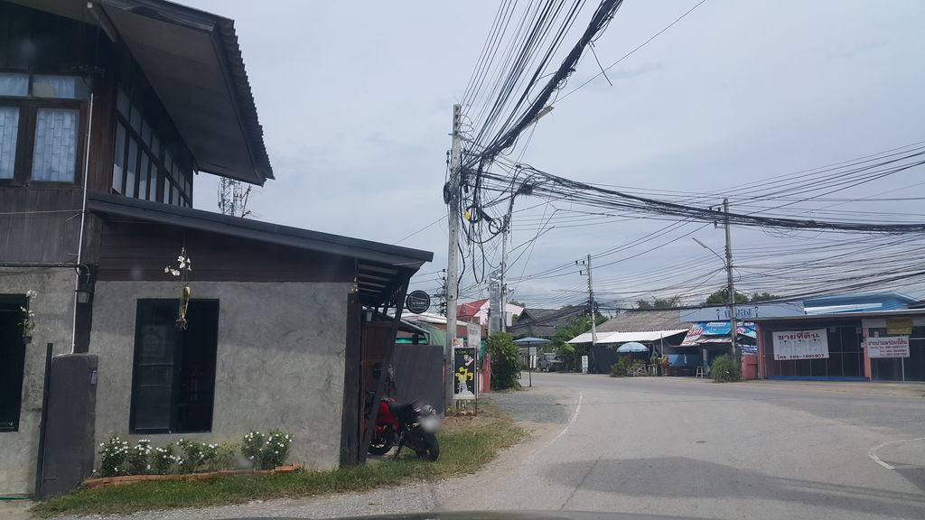 ภาพถนนตรงที่ TipTop Coffee House ตั้งอยู่ ถ่ายโดย jrcarlsen พ.ศ. 2561 (2018) · A street-level view of where TipTop Coffee House stands, by jrcarlsen in 2561 (2018)