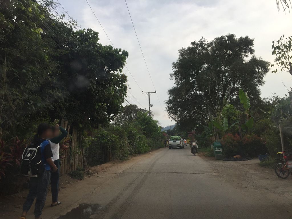 ภาพถนนตรงที่ Por-Lar-Mae เฮือนป้อหละแหม้ ตั้งอยู่ ถ่ายโดย kyoko พ.ศ. 2562 (2019) · A street-level view of where Por-Lar-Mae เฮือนป้อหละแหม้ stands, by kyoko in 2562 (2019)
