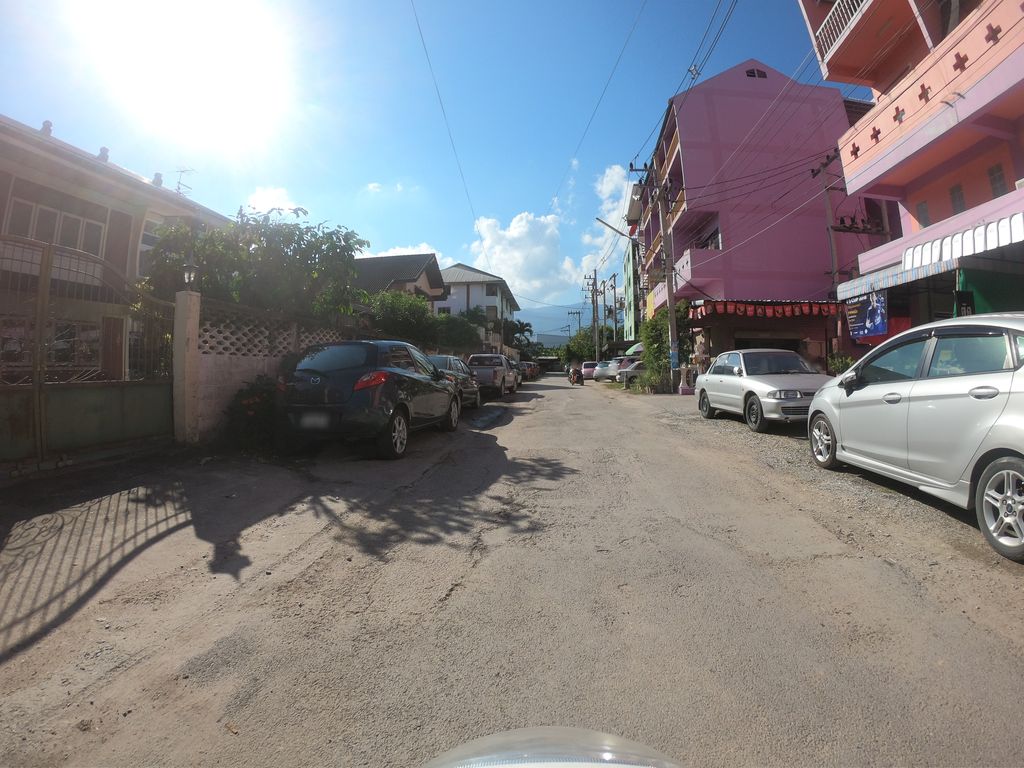 ภาพถนนตรงที่ หอพักฟ้ามุ่ย ตั้งอยู่ ถ่ายโดย chanuwath_grab พ.ศ. 2562 (2019) · A street-level view of where หอพักฟ้ามุ่ย · Famui Dormitory stands, by chanuwath_grab in 2562 (2019)