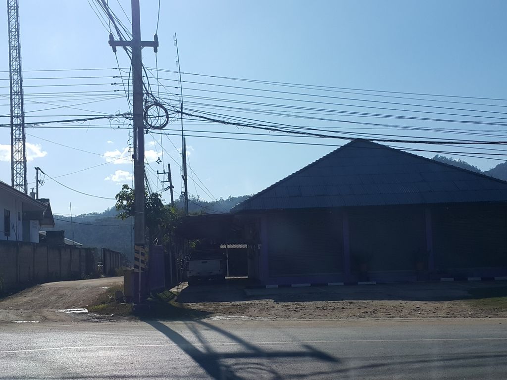 ภาพถนนตรงที่ การไฟฟ้าส่วนภูมิภาค เวียงแหง ตั้งอยู่ ถ่ายโดย jrcarlsen พ.ศ. 2558 (2015) · A street-level view of where การไฟฟ้าส่วนภูมิภาค เวียงแหง · Kanfaifa Suan Phum Phak Wiang Haeng stands, by jrcarlsen in 2558 (2015)