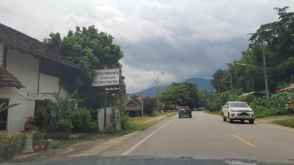 ภาพถนนตรงที่ ตู้ยามตำรวจตำบลแม่แรม ตั้งอยู่ ถ่ายโดย jrcarlsen พ.ศ. 2564 (2021) · A street-level view of where ตู้ยามตำรวจตำบลแม่แรม · Tu Yam Tamruat Tambon Mae Raem stands, by jrcarlsen in 2564 (2021)
