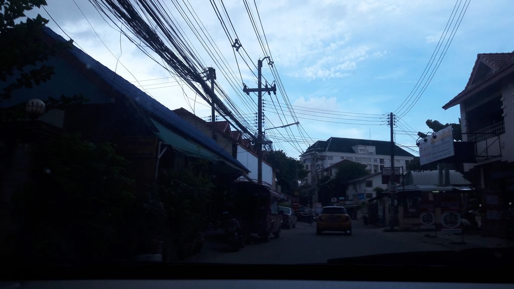 ภาพถนนตรงที่ Nails.roomm ตั้งอยู่ ถ่ายโดย ratchaphat พ.ศ. 2559 (2016) · A street-level view of where Nails.roomm stands, by ratchaphat in 2559 (2016)