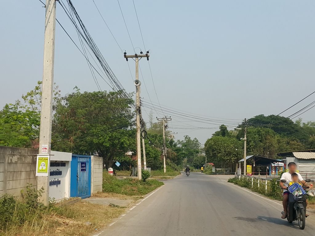 ภาพถนนตรงที่ บ้านกรินทิพย์ ตั้งอยู่ ถ่ายโดย jrcarlsen พ.ศ. 2559 (2016) · A street-level view of where บ้านกรินทิพย์ · Ban Krinthip stands, by jrcarlsen in 2559 (2016)