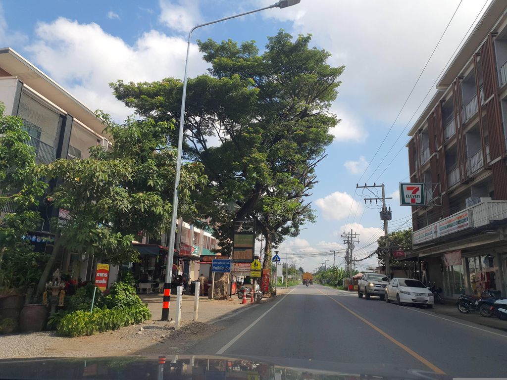 ภาพถนนตรงที่ หม่าล่าปากปอง ตั้งอยู่ ถ่ายโดย jrcarlsen พ.ศ. 2566 (2023) · A street-level view of where หม่าล่าปากปอง · Mala Pak Pong stands, by jrcarlsen in 2566 (2023)