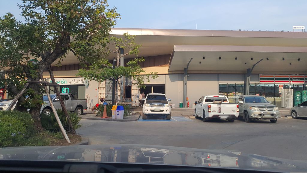 ภาพถนนตรงที่ Greenpark Community Mall ตั้งอยู่ ถ่ายโดย jrcarlsen พ.ศ. 2566 (2023) · A street-level view of where Greenpark Community Mall stands, by jrcarlsen in 2566 (2023)