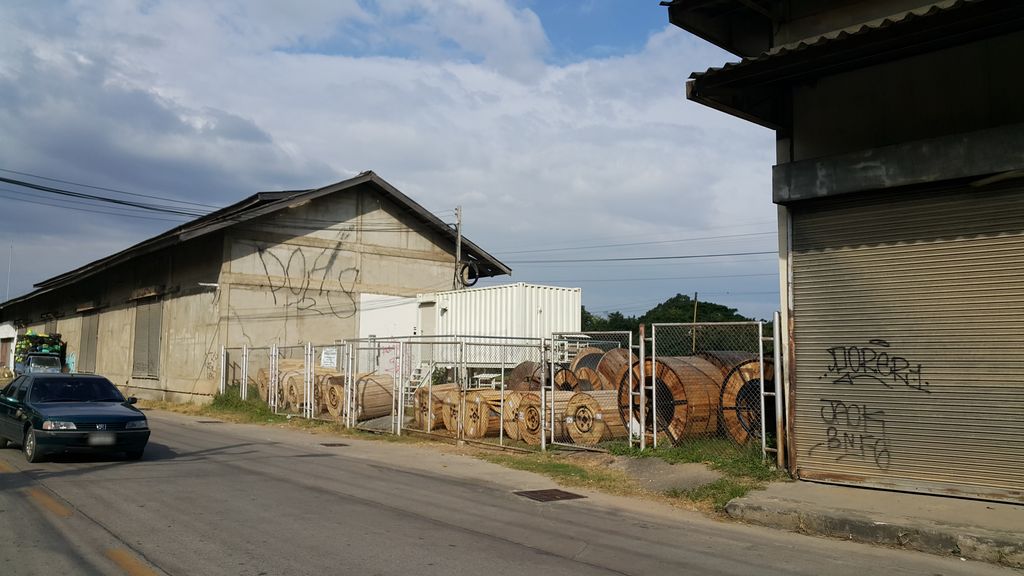 ภาพถนนตรงที่ หมูกระทะช้างเผือก สาขาช้างคลาน @ชาญชาลา ตั้งอยู่ ถ่ายโดย jrcarlsen พ.ศ. 2559 (2016) · A street-level view of where หมูกระทะช้างเผือก สาขาช้างคลาน @ชาญชาลา · Mukratha Chang Phueak Sakha Chang Khlan @chanchala stands, by jrcarlsen in 2559 (2016)