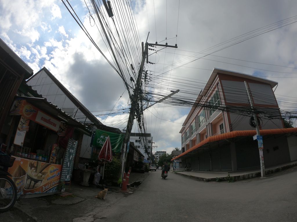 ภาพถนนตรงที่ ร้านบ้านเชฟดอย ตั้งอยู่ ถ่ายโดย chanuwath_grab พ.ศ. 2562 (2019) · A street-level view of where ร้านบ้านเชฟดอย · Ran Ban Chep Doi stands, by chanuwath_grab in 2562 (2019)