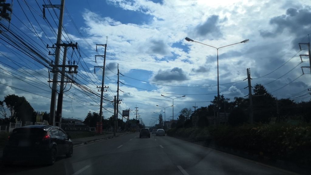ภาพถนนตรงที่ คุณแม่ปั้นเปา ตั้งอยู่ ถ่ายโดย charlesano พ.ศ. 2561 (2018) · A street-level view of where คุณแม่ปั้นเปา · Khunmae Panpao stands, by charlesano in 2561 (2018)