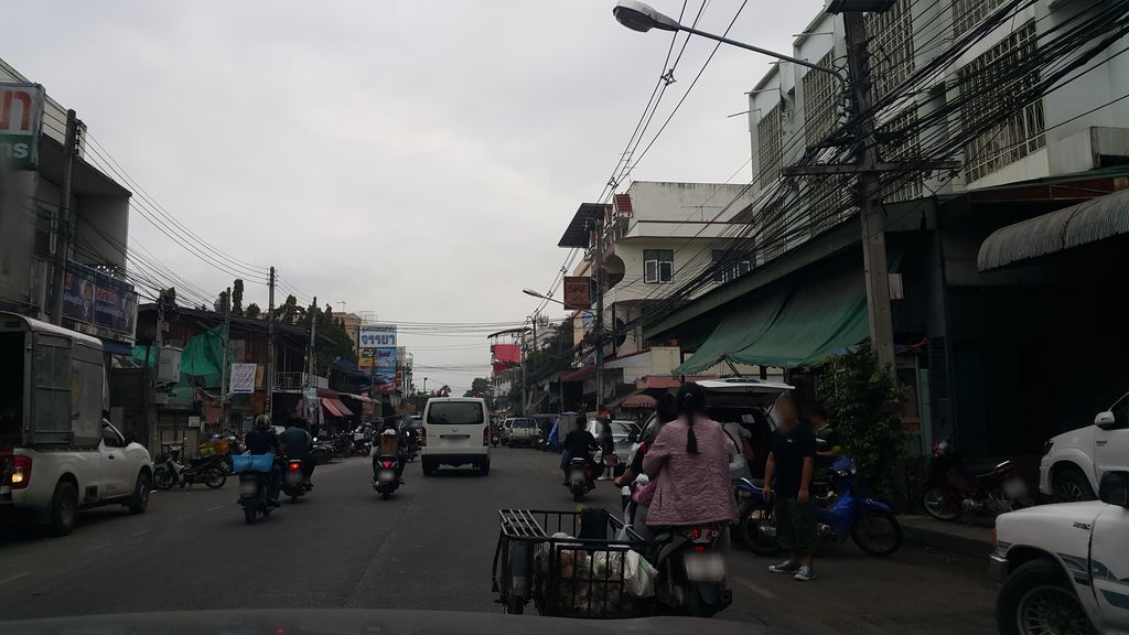 ภาพถนนตรงที่ ลานจอดรถกาดเมืองใหม่ ตั้งอยู่ ถ่ายโดย jrcarlsen พ.ศ. 2559 (2016) · A street-level view of where ลานจอดรถกาดเมืองใหม่ · Lan Chot Rot Kat Mueang Mai stands, by jrcarlsen in 2559 (2016)