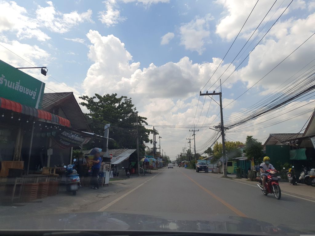 ภาพถนนตรงที่ ร้านดอกไม้ครูเอ็ม ตั้งอยู่ ถ่ายโดย jrcarlsen พ.ศ. 2566 (2023) · A street-level view of where ร้านดอกไม้ครูเอ็ม · Ran Dokmai Khru Em stands, by jrcarlsen in 2566 (2023)